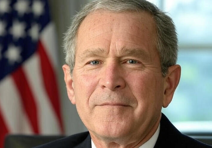  "هدية من العراق وقبلة وداع للكلب".. الصحفي العراقي منتظر الزيدي يستذكر واقعة ضربه جورج بوش الابن بالحذاء 