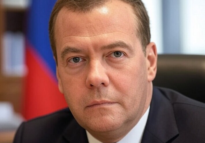 ميدفيديف يصف تصرفات ترامب بأنها "خارجة عن القانون ولكنها متوافقة مع الأهداف" في الدفاع عن المصالح الأمريكية