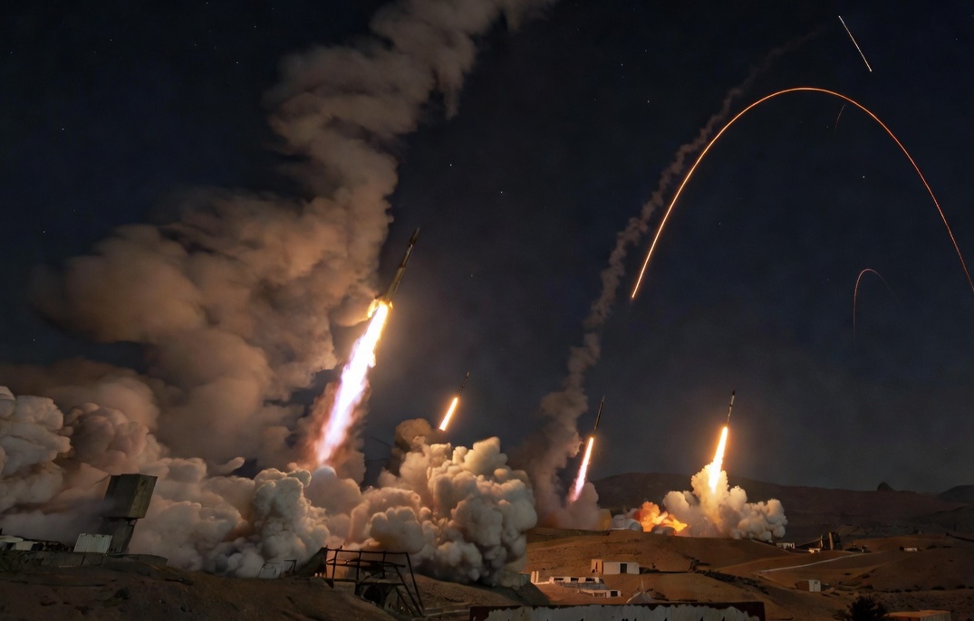 طهران تطلق هجوماً صاروخياً مباشراً على الأراضي الإسرائيلية