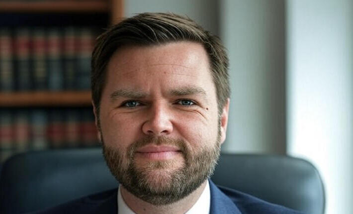 نائب ترامب يرد بقسوة بعد استهزاء مذيع يميني بزوجته: "يمكنه أن يتناول القاذورات" 