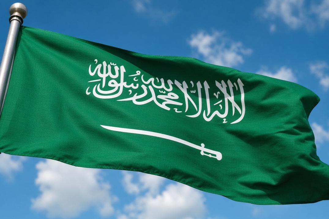 رفع العلم السعودي على منصة "بوب بالمر-50" إحدى أكبر منصات الحفر البحرية في العالم
