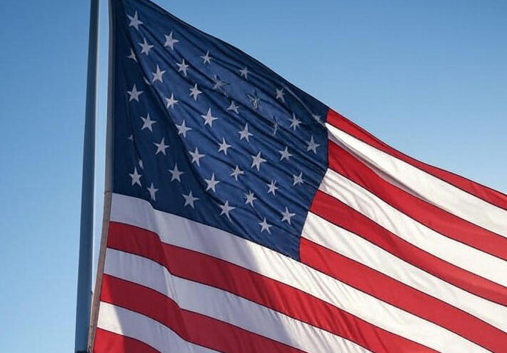 ترامب يهدد بسجن مدنّسي العلم الأمريكي لمدة عام كامل