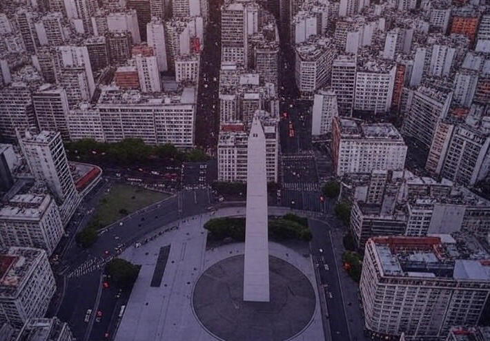 الرئيس الأرجنتيني ينتقل إلى موقف الدفاع مع اتساع دائرة فضيحة الفساد