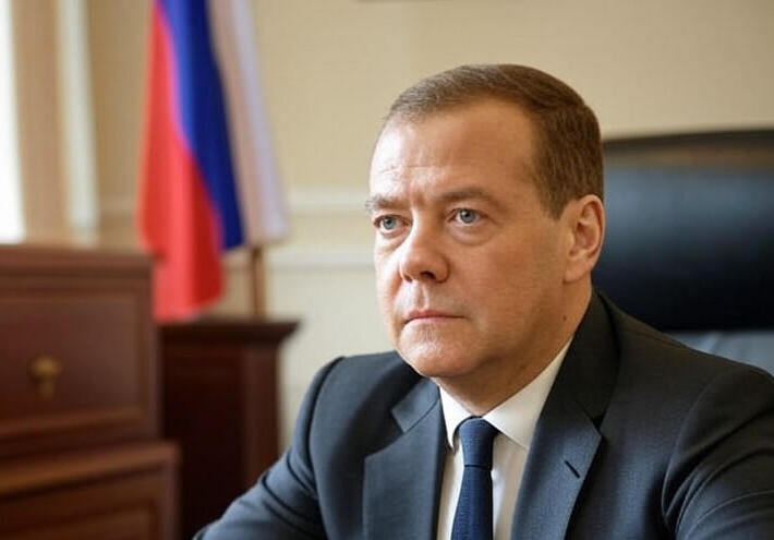 ميدفيديف يتهم واشنطن بـ"ترويض الاتحاد الأوروبي المجنون" سياسياً