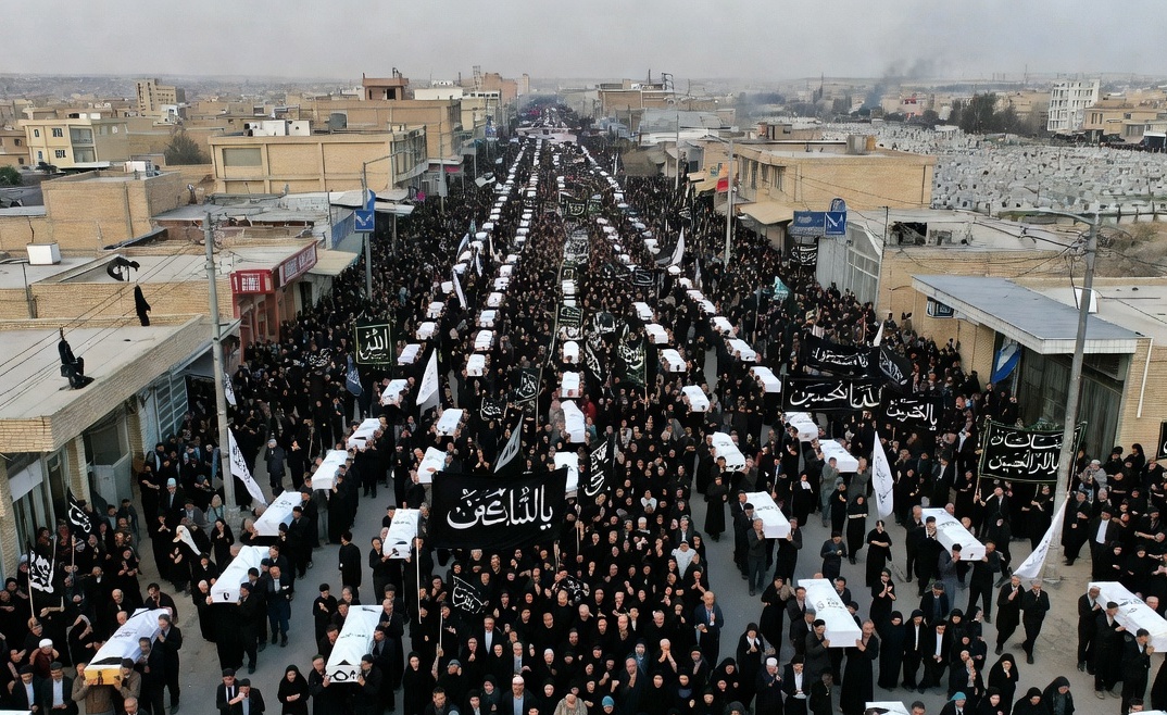 إيران تشيّع ضحايا الضربات الأمريكية الإسرائيلية في كرمان وسط حالة حداد