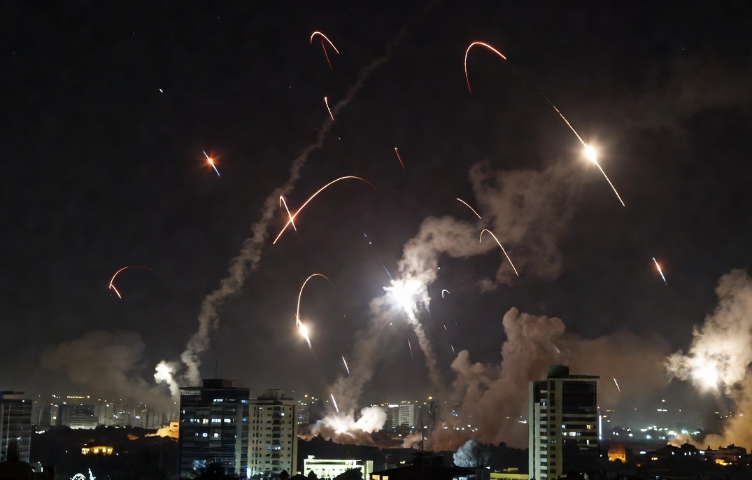  حزب الله يعاود القصف: صواريخ بعيدة المدى تستهدف عمق إسرائيل