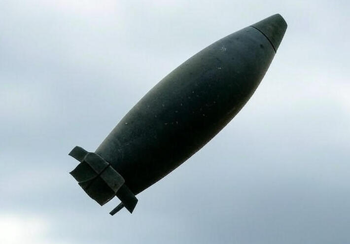 حاكم ولاية أمريكية يتهم بالاستهتار بعد إصابة فريق حماية نائب الرئيس الأمريكي بقذيفة مدفعية 