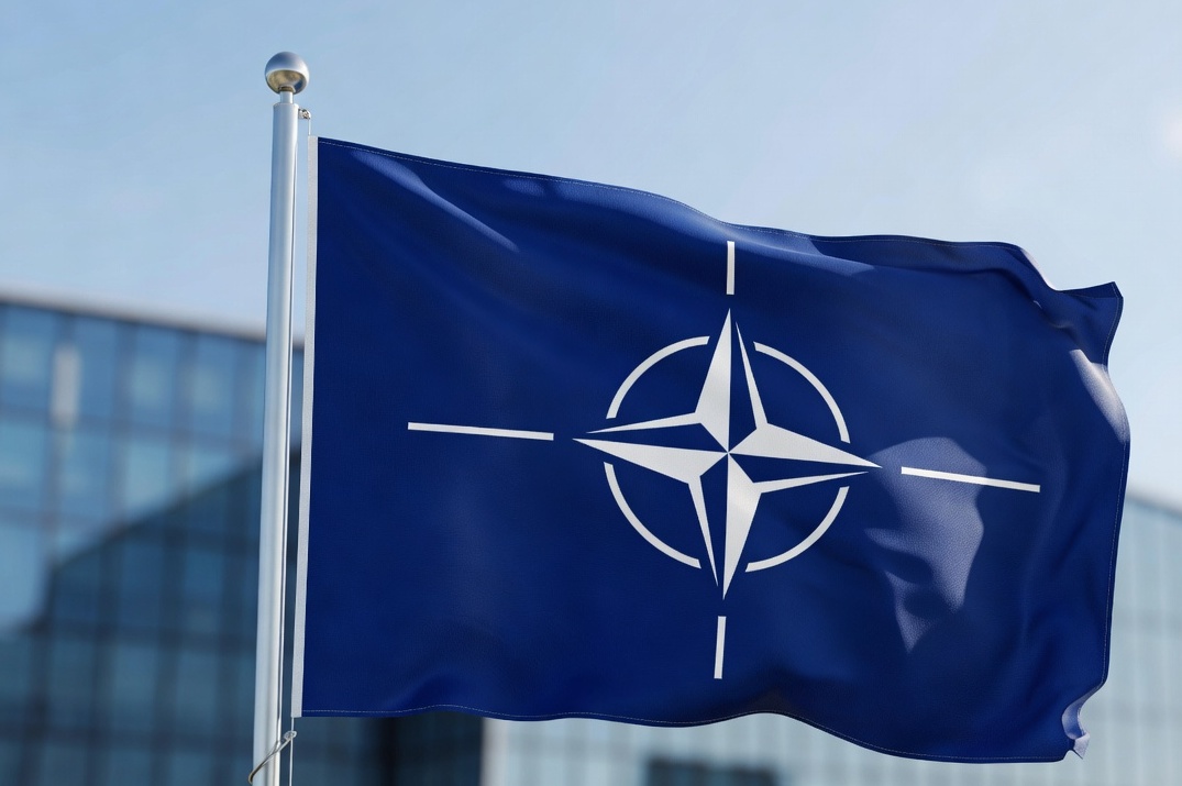 قائد سابق في "الناتو" يحذر: ثلاثة سيناريوهات لهجوم أمريكي محتمل على إيران