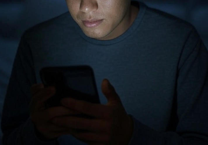 دراسة تحذِّر: استخدام الهاتف ليلاً يقوض النوم ويُهدد الصحة العامة
