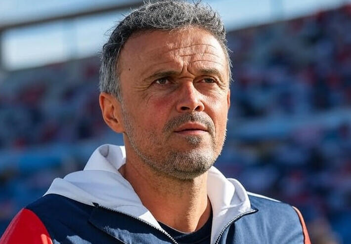 شاهد بالفيديو.. إنريكي يتوج بجائزة أفضل مدرب في العالم لعام 2025 