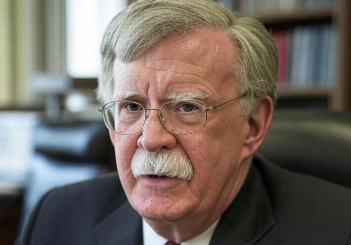 لائحة اتهام رسمية تطارد "الثعلب الأمريكي العجوز" بإساءة استخدام معلومات سرية