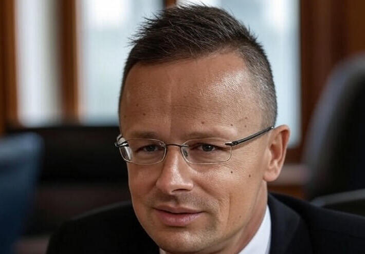 وزير خارجية هنغاريا: تحقيق النصر العسكري الأوكراني مجرد "خيال" بعيد
