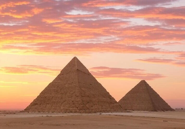  راصد الزلازل الهولندي يثير ضجة حول "من بنى الأهرامات".. وعالم آثار مصري يدحض نظرياته 