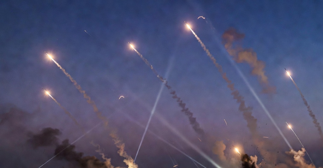 حزب الله ينفذ تهديداته ويقصف مستوطنات إسرائيلية بالصواريخ والمسيرات