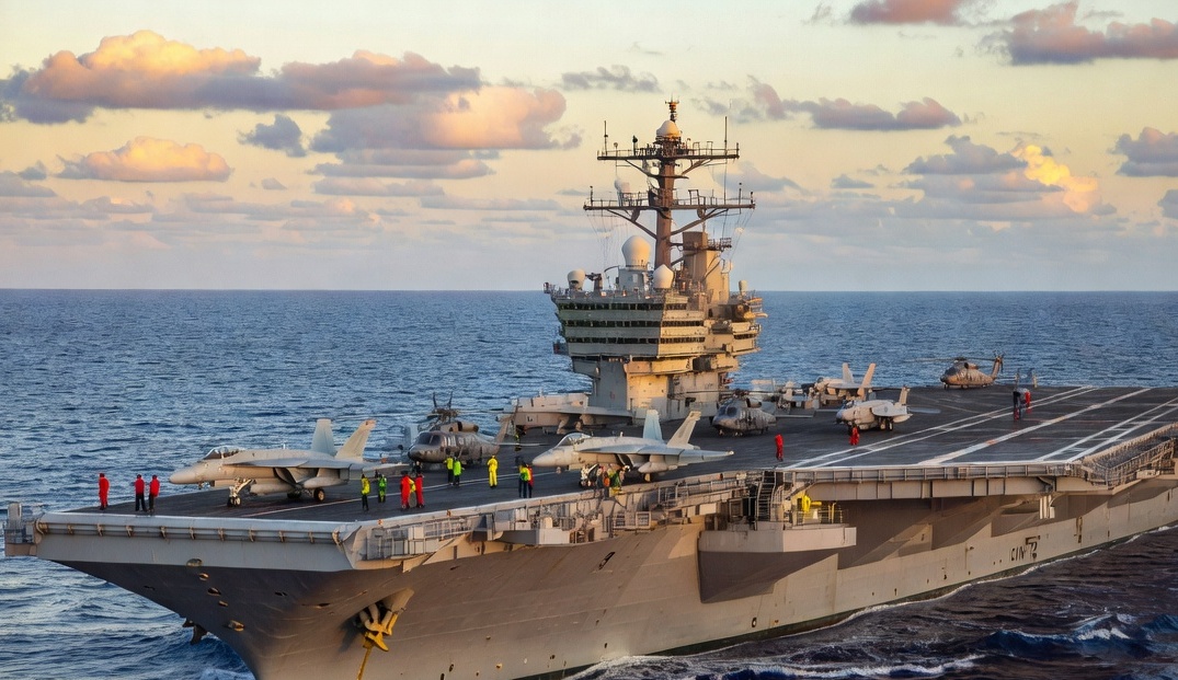 الحرس الثوري يعلن إصابة حاملة الطائرات الأمريكية "أبراهام لينكون" بأضرار كبيرة جراء صواريخه ومسيراته