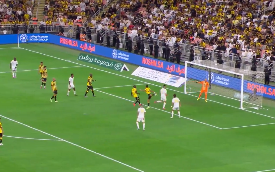  شاهد بالفيديو.. رونالدو يسجل هدفًا مذهلاً في شباك الاتحاد بروعة لا تُنسى