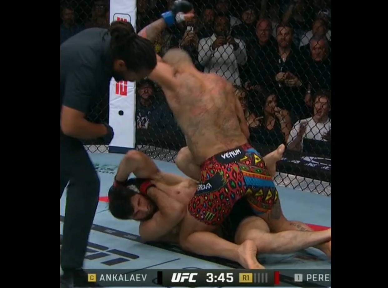 شاهد بالفيديو:  بيريرا يهزم أنكالاييف بالضربة القاضية ويعود بحزام UFC
