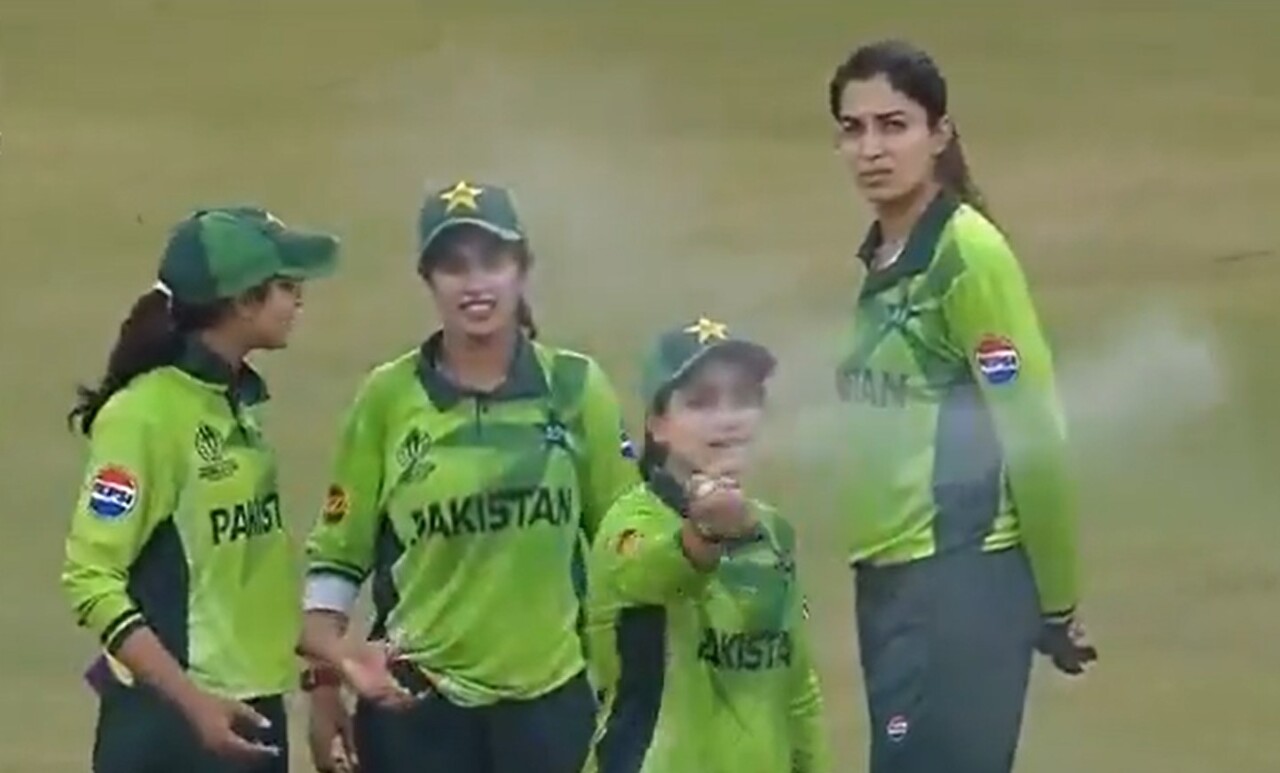 بالفيديو..  أزمة بخاخ الكريكيت: سيدات الهند وباكستان بين الغش والسخرية