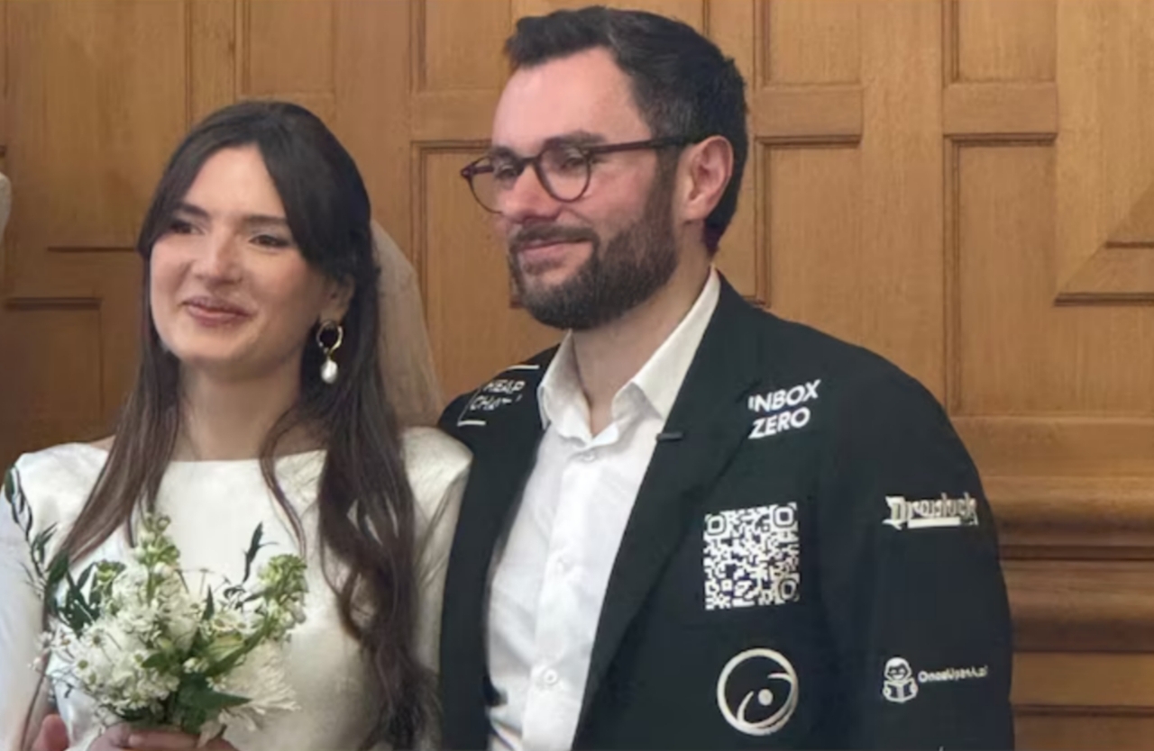 عريس فرنسي يحول بدلة زفافه إلى لوحة إعلانات لتوفير النفقات