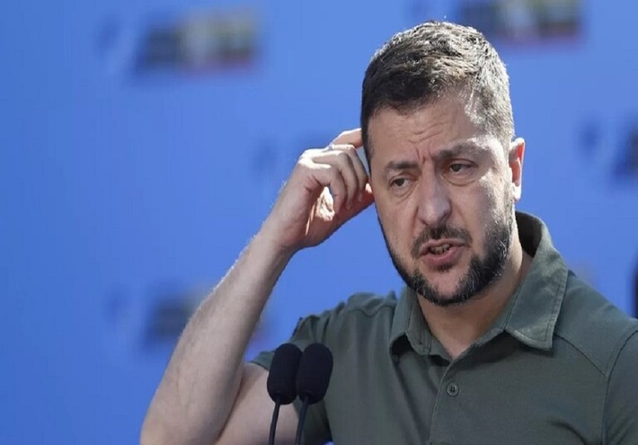 بوليتيكو: الصحفيون اشتكوا من رائحة كريهة في القاعة قبيل مؤتمر زيلينسكي