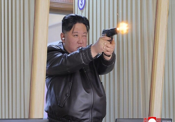 بالصور.. كيم جونغ أون وابنته يختبران مسدسات في مصنع ذخيرة
