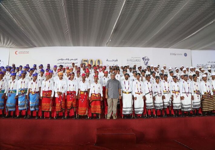 اليمن يكتب فرحة الأمل.. 500 عريس وعروس في حفل تاريخي بالمخا