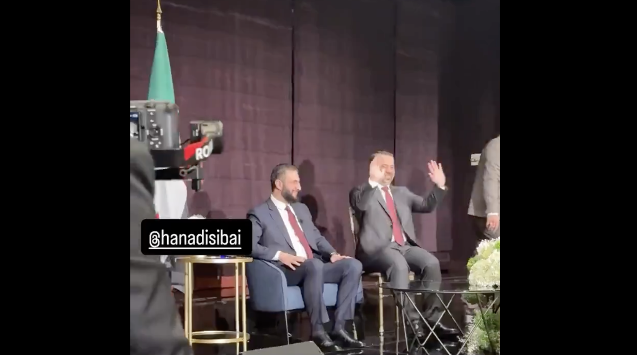 فيديو.. الرئيس السوري يُغيّر مكان جلوسه في لقاء رسمي ليتساوى مع كرسي وزير الخارجية 
