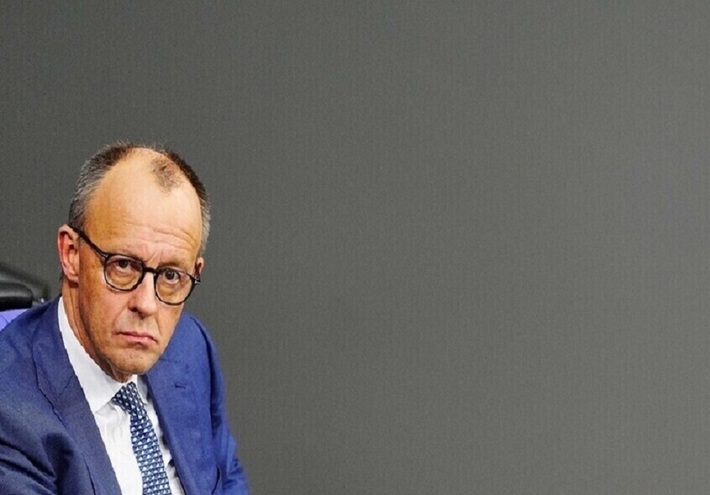زميل لميرتس في الحزب دعاه إلى الاستقالة بسبب تراجع شعبيته إلى "مستوى تراس"