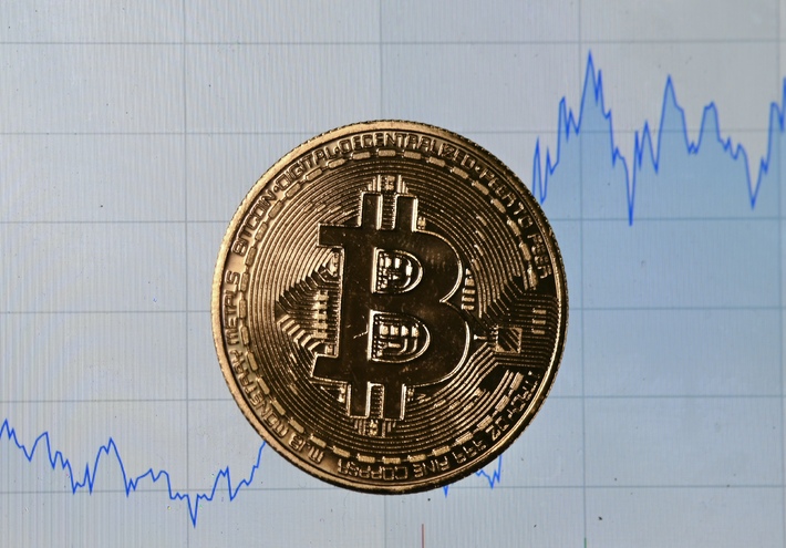 بيتكوين تهبط مع تصاعد القلق بشأن الذكاء الاصطناعي