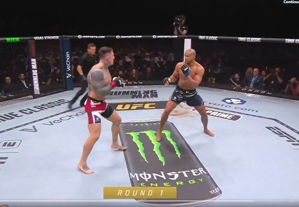 بالفيديو مشهد مروّع: مقاتل على وشك نزع عين منافسه في اللحظات الحاسمة