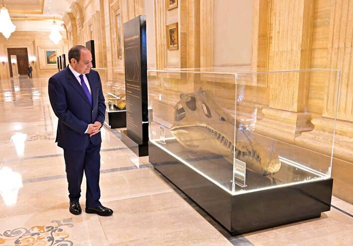 ديناصور "السبينوصور المصري" يلفت نظر السيسي في منتدى مصر للتعدين
