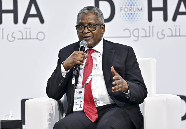 أغنى رجل في إفريقيا يتوقع اكتفاء القارة ذاتيا من الوقود بحلول 2030