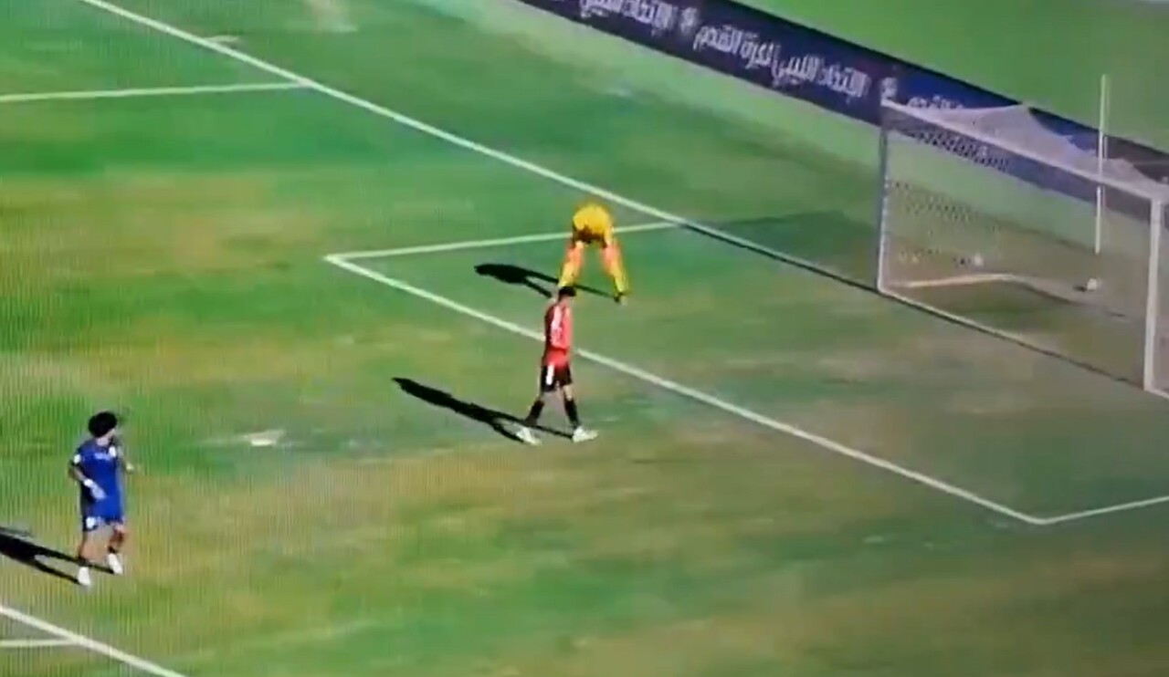 شاهد بالفيديو هفوة قاتلة.. حارس ليبيا يدفع الكرة إلى شباكه في لحظة تاريخية