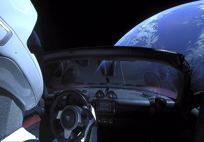 ماسك: سيارة Roadster ستمتلك الوعي وستنفذ الحركات الخطيرة بمفردها