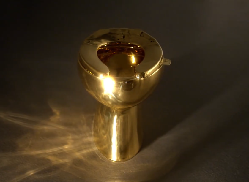 بالفيديو.. مرحاض من ذهب خالص يزن 100 كغ يعرض للبيع في مزاد علني