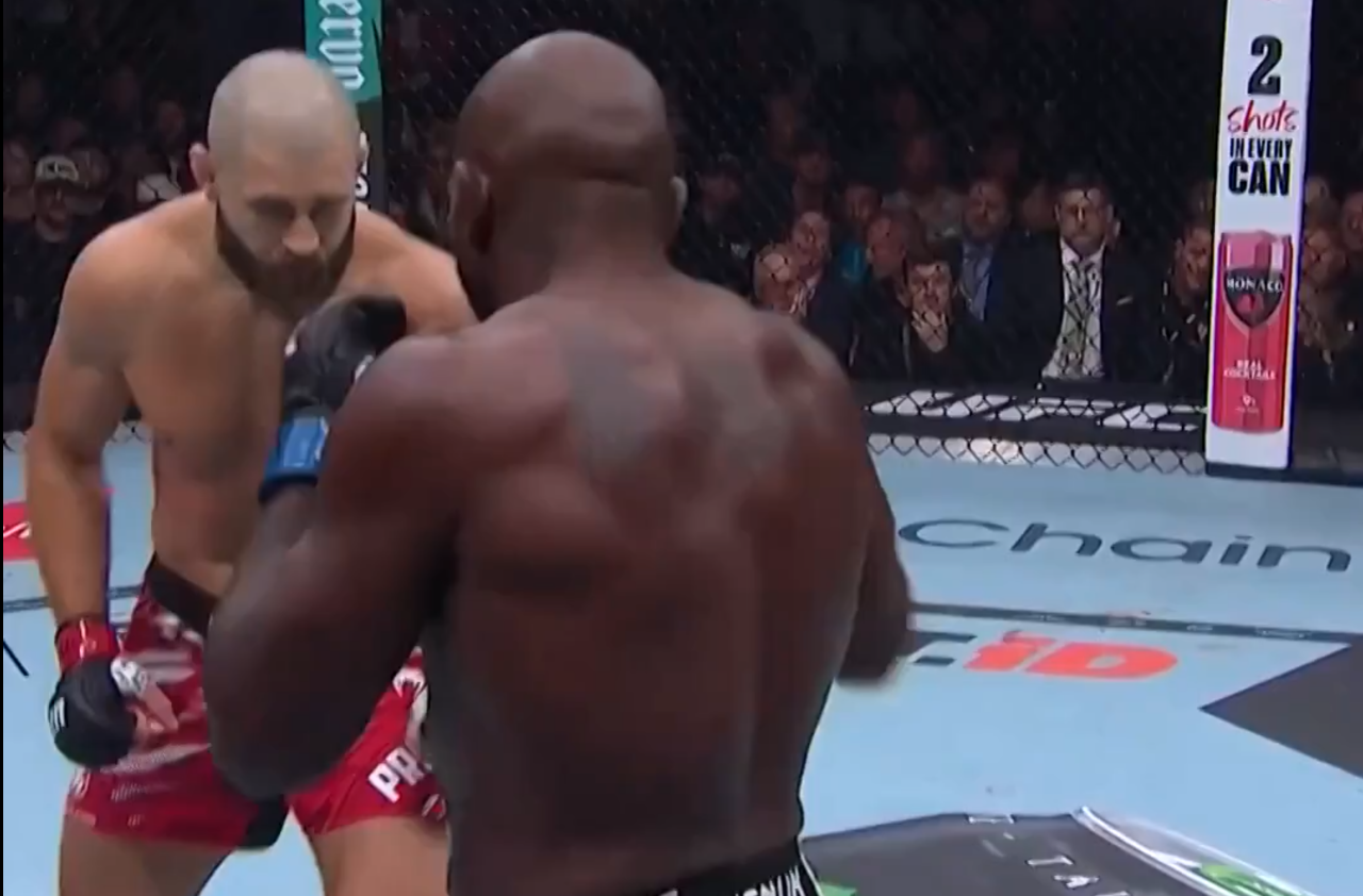 بالفيديو.. التشيكي "بروخازكا" يسحق الأمريكي خليل الأصغر سناً