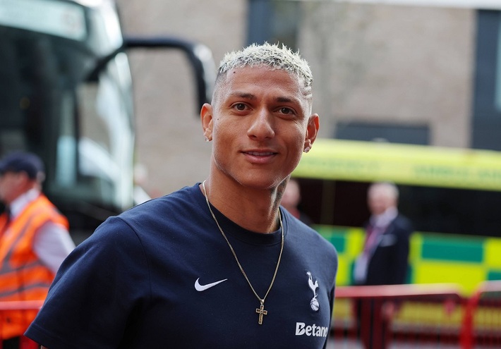 لاعب كرة قدم في المنتخب البرازيلي يتهم بولسونارو بالاستيلاء غير القانوني على جزيرة في البرازيل