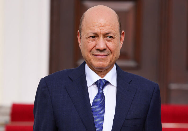 العليمي يعلن التعبئة العامة ويفتح باب العفو أمام مقاتلي الحوثيين