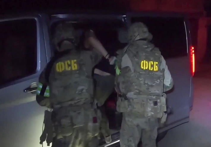 جهاز الأمن الفيدرالي الروسي ينشر مقطع فيديو يوثق عملية توقيف مراسل صحيفة يابانية بتهمة التجسس