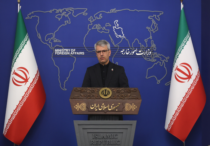"كالغريق يتشبثون بأي كذبة".. طهران تؤكد أن سياسة "الراية الزائفة" عاجزة عن تغطية جرائم أمريكا وإسرائيل