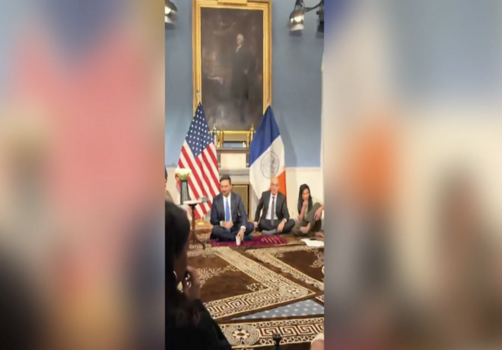 عمدة نيويورك يرعى أول إفطار جماعي رمضاني في مقر البلدية التاريخي  
