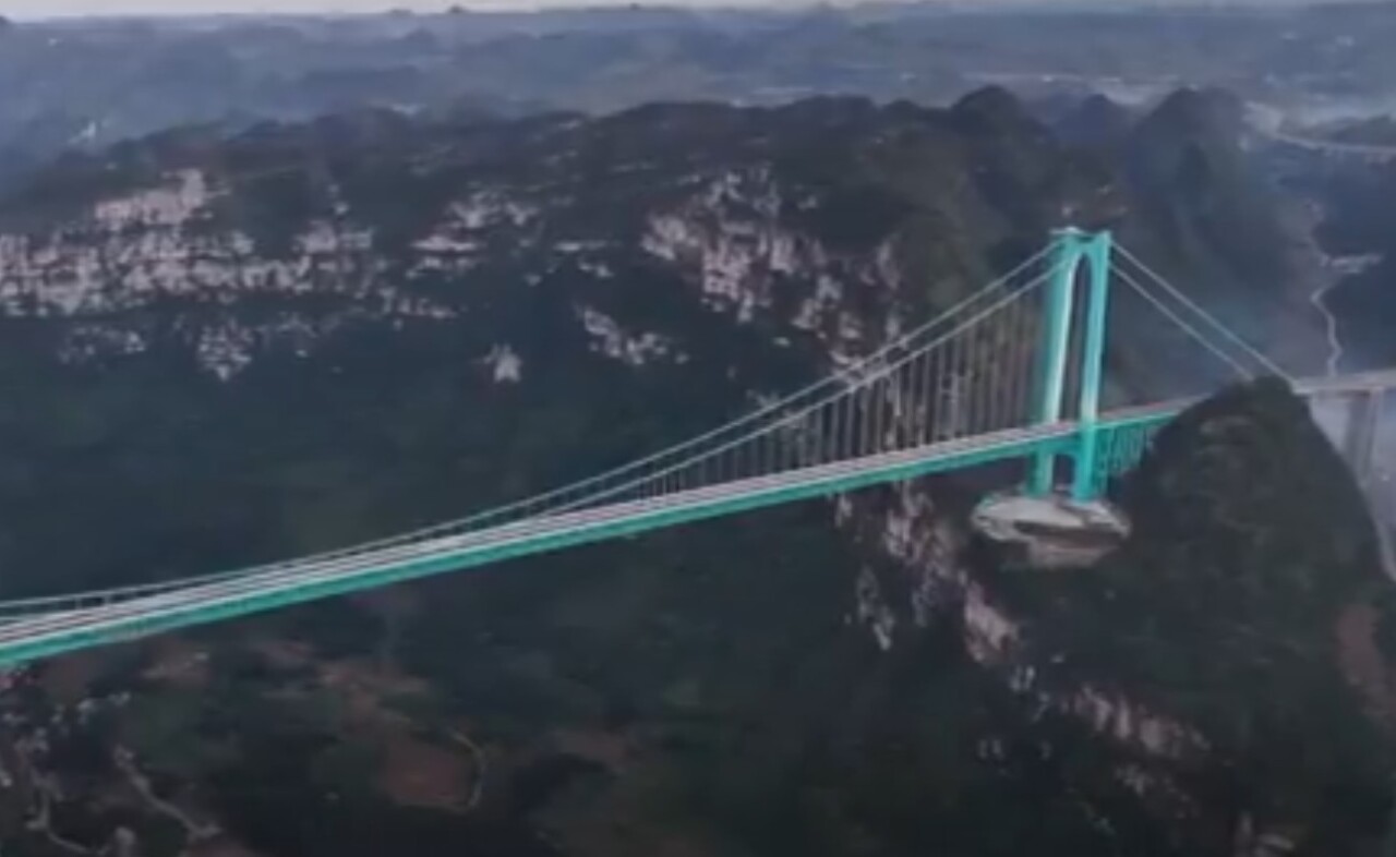 بالفيديو.. الصين تبني أعلى جسر معلق في العالم بارتفاع يلامس السحاب
