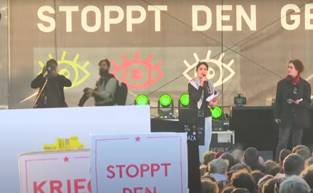 بالفيديو.. عشرات الآلاف يحتشدون في برلين رافعين صوتهم تضامنًا مع غزة.
