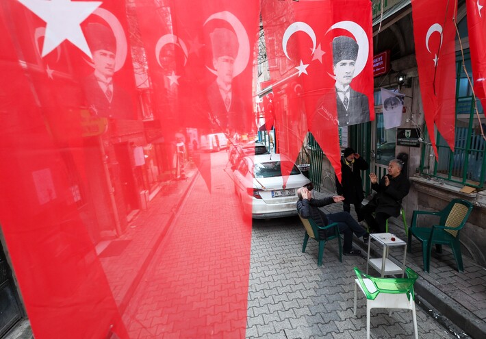محكمة تركية تدين ممثلا كوميديا بتهمة إهانة أردوغان وتأمر بالإفراج عنه